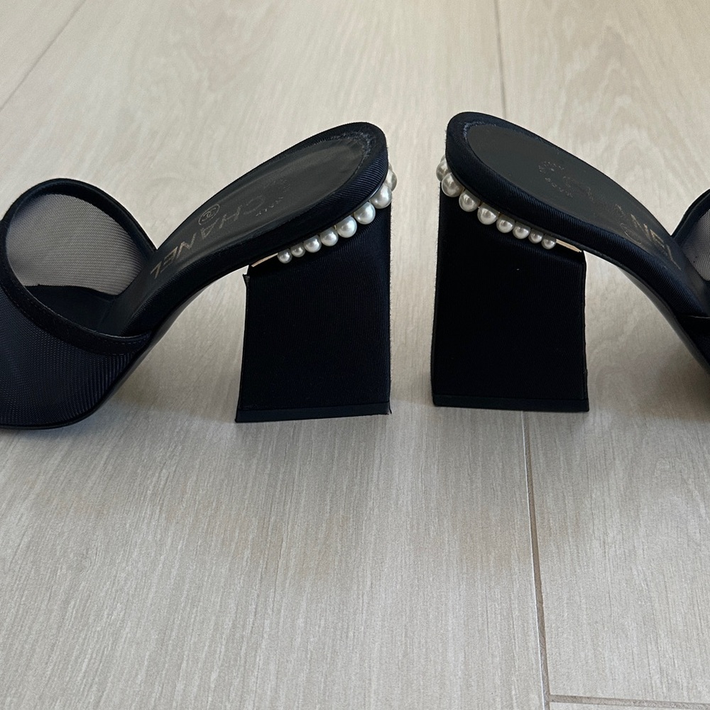 CHANEL Black Heels with Pearl Accent - Picture 3 of 4